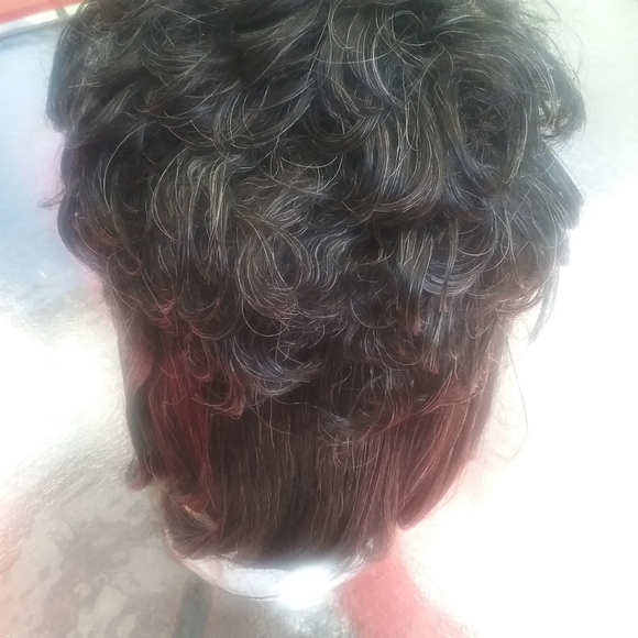A black and gray wig - Picture 2 of 4